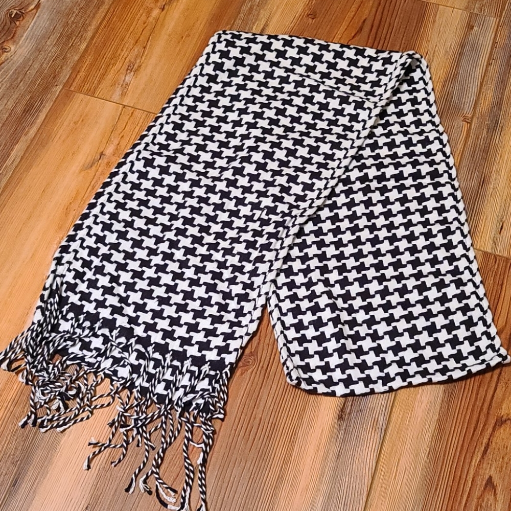 NWT houndstooth scarf